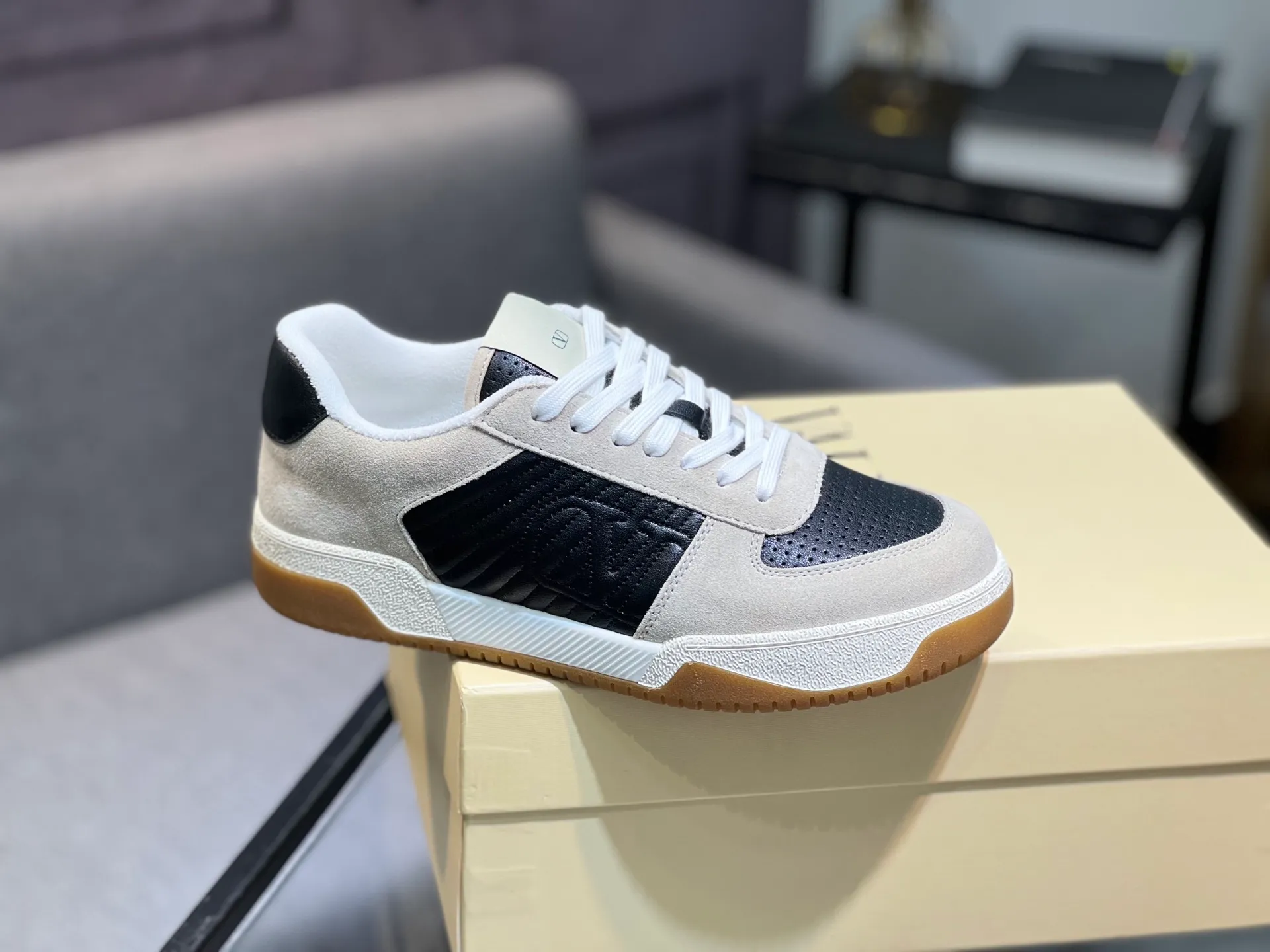 Men's shoes 💰720 VALENTINO Valentino 2025 popular casual sports shoes! 👍Fabric: Original custom punched + full-grain cowhide 👍Feet: cowhide + V-mark special injection insole (original 1:1) 👍Outsole: TPR+raw rubber combination wear-resistant outsole 👍Packaging: original beige full set of noble counter packaging 👍Code number: women's 35-41, men's 38-45 women's 40.41 men's 45.46 customized